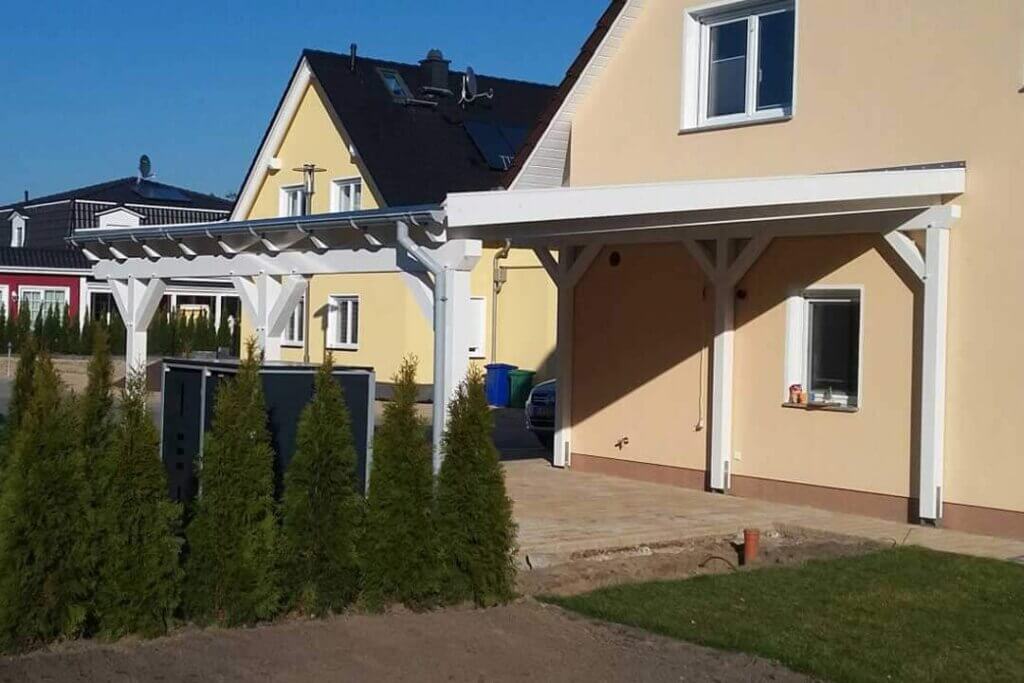 Carport neben dem Wohnhaus